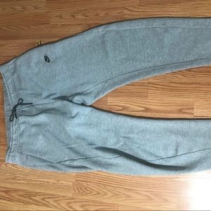 NIKE TECH FLEECE JOGGER
DARK GREY HEATHER & BLACK